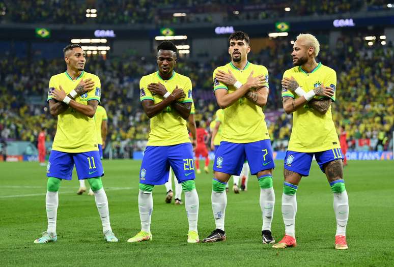 Jogadores do Brasil celebram, com dancinha, gol contra a Coreia do Sul 