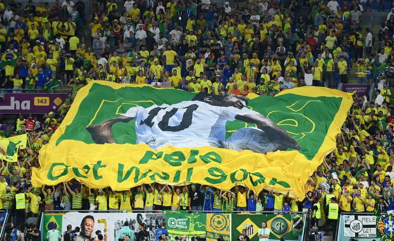 Torcida do Brasil estreia grito em homenagem ao Rei Pelé - Futebol