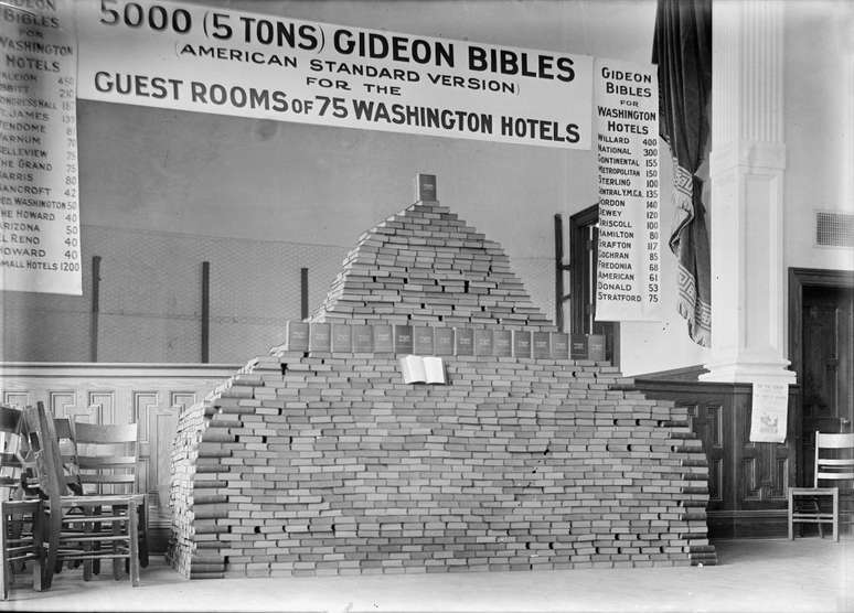 Cinco mil b&iacute;blias a serem distribu&iacute;das para quartos de 75 hot&eacute;is em Washington, nos EUA, em 1913
