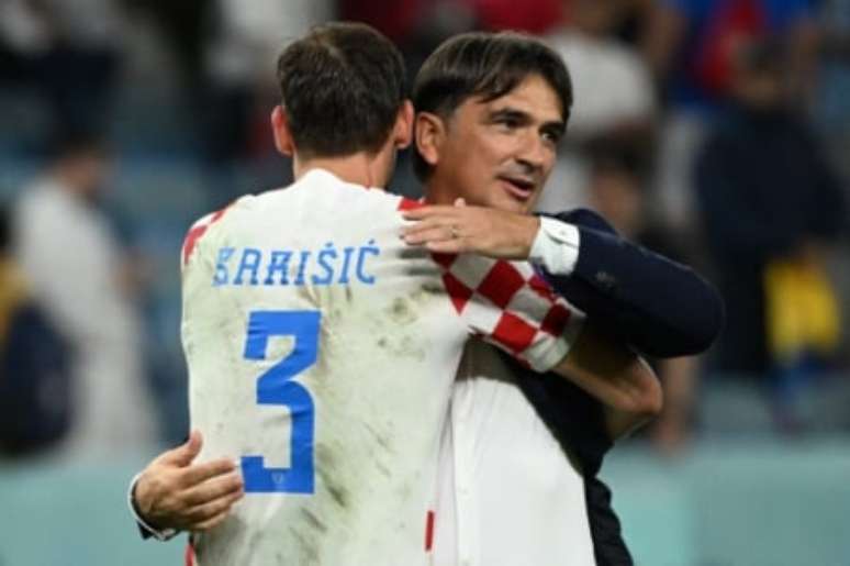 Zlatko Dalic abraçando Barisic após a partida (Foto: INA FASSBENDER / AFP)