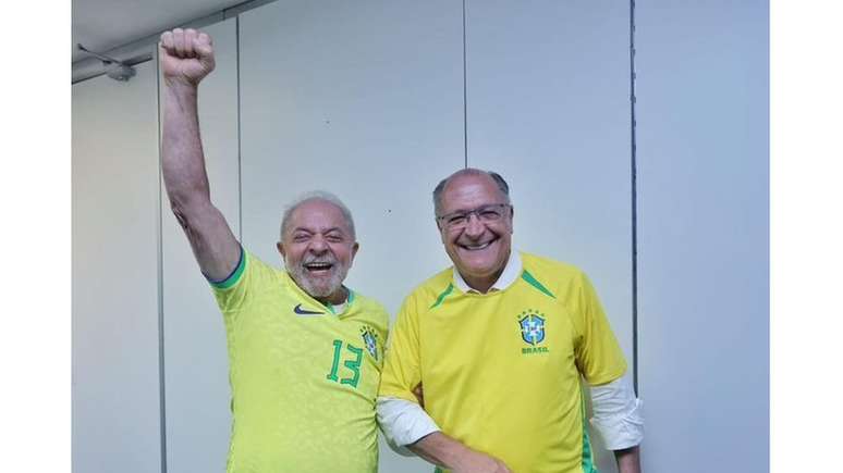 Lula e Alckmin com camisas da seleção do Brasil, um símbolo de soft power usadas ao longo dos últimos anos como uniforme por bolsonaristas