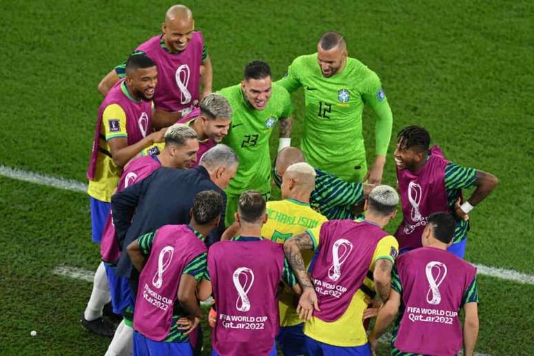 Tite se rendeu e dançou a "dança do pombo" ao lado dos jogadores da Seleção Brasileira (Foto: Glyn KIRK / AFP)