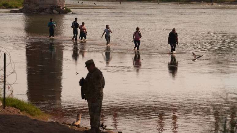 Migrantes atravessando o Rio Grande em Eagle Pass, no Texas