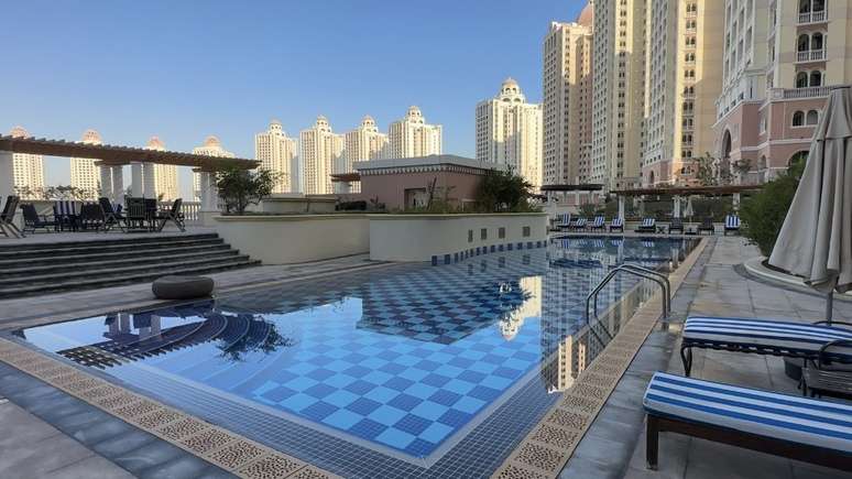 A piscina de um dos prédios do bairro Viva Bahryia não tem sol o dia todo por causa da altura dos prédios