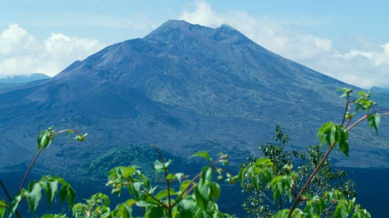 O monte Batur, um vulcão ativo, é considerado uma das quatro montanhas sagradas de Bali