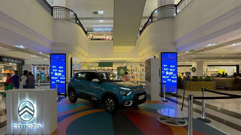 Novo Citroën C3 é exposto em shopping centers.