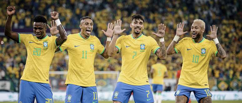 O camisa 11 da seleção, Raphinha, durante comemoração do gol de Lucas Paquetá na vitória do Brasil sobre a Coreia do Sul.
