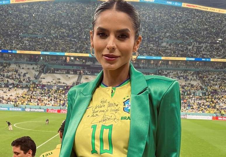 Modelo apontada como affair de Neymar vai ao jogo do Brasil com camisa autografada pelo craque