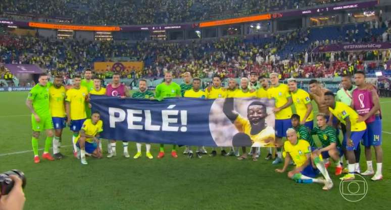 Jogadores da Seleção Brasileira seguram faixa com foto do Pelé