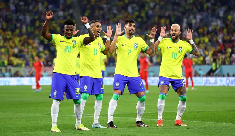 Neymar comemora o gol junto de Vinicius Junior, Raphinha e Lucas Paqueta