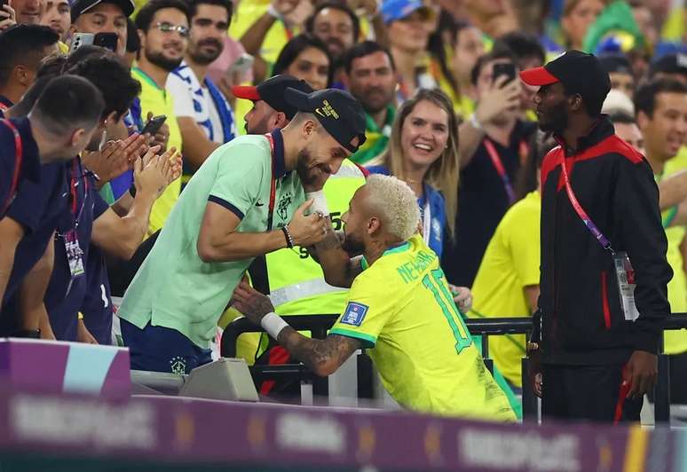 Neymar abraça Alex Telles, que está fora da Copa, após gol de pênalti