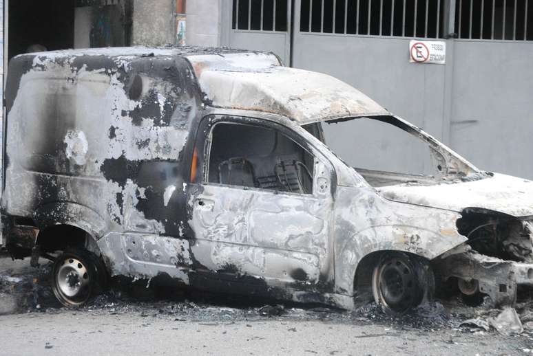 Criminosos colocaram fogo em um ônibus e em dois carros durante uma tentativa de assalto a caixas eletrônicos em um supermercado no Parque Residencial Cocaia