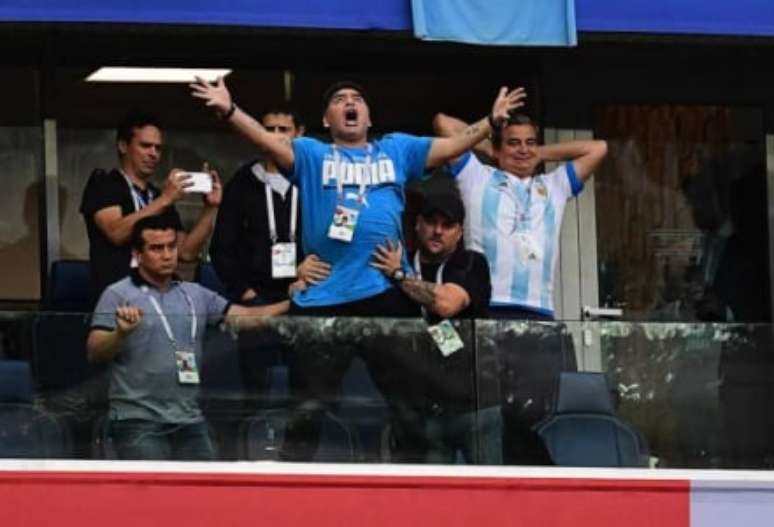 Maradona esteve presente na Copa do Mundo 2018 (Foto: GIUSEPPE CACACE / AFP)