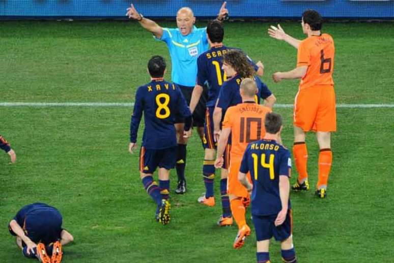 Espanha foi campeã em cima da Holanda em 2010 com uniforme azul (Foto: CHRISTOPHE SIMON / AFP)