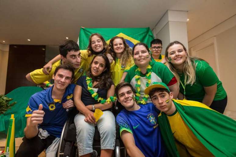 Grupo de jovens assiste a partida entre Brasil x Coreia do Sul pelas oitavas de final na Copa do Mundo do Catar