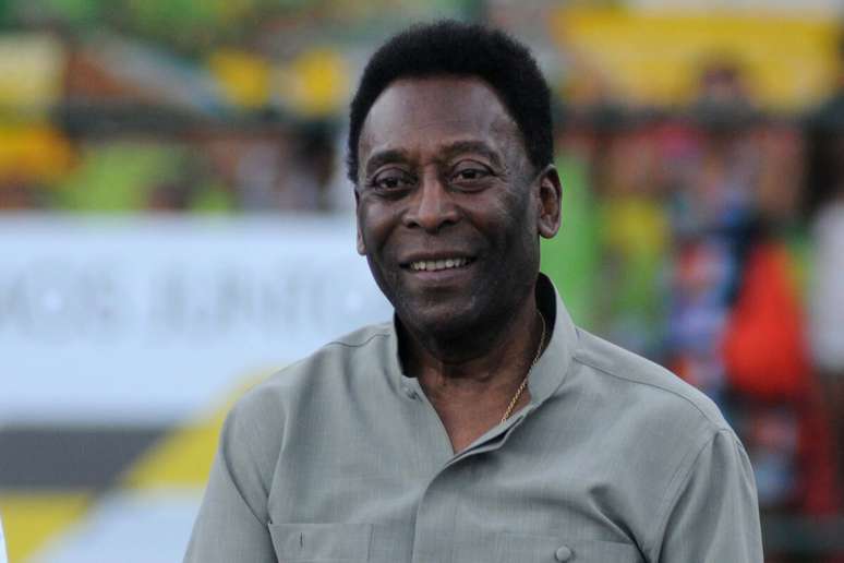 Pelé foi internado com quadro de inchaço generalizado