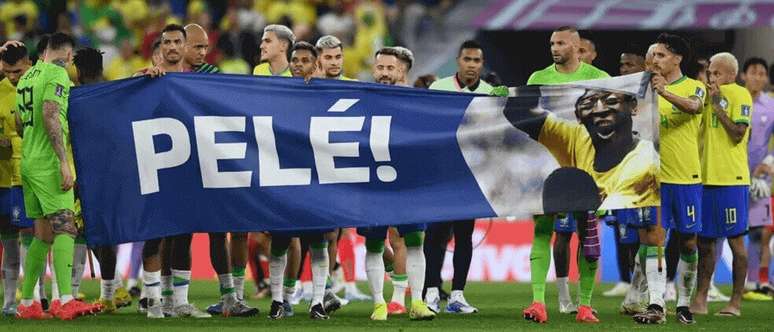 Jogadores brasileiros homenageiam Pelé após a goleada sobre a Coreia. Foto: Reuters
