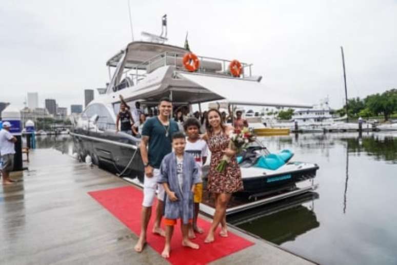 Família de Thiago Silva posa para foto no iate (Divulgação/Azimut Yachts)