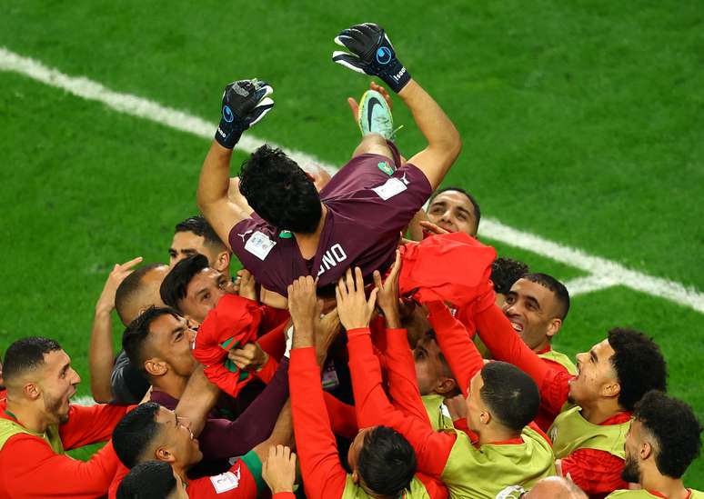 Espanha marca no fim, vence Portugal e se classifica para o Final
