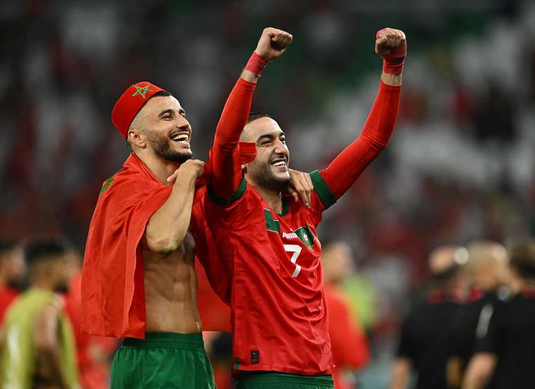 Hakim Ziyech e Romain Saiss celebram vitória do Marrocos diante da Espanha