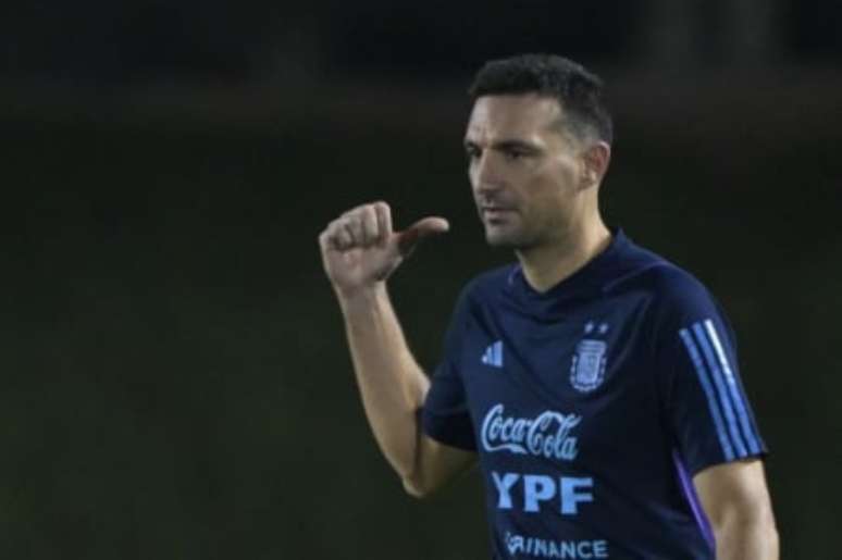 Scaloni testa formações em treino da Argentina (Foto: JUAN MABROMATA / AFP)