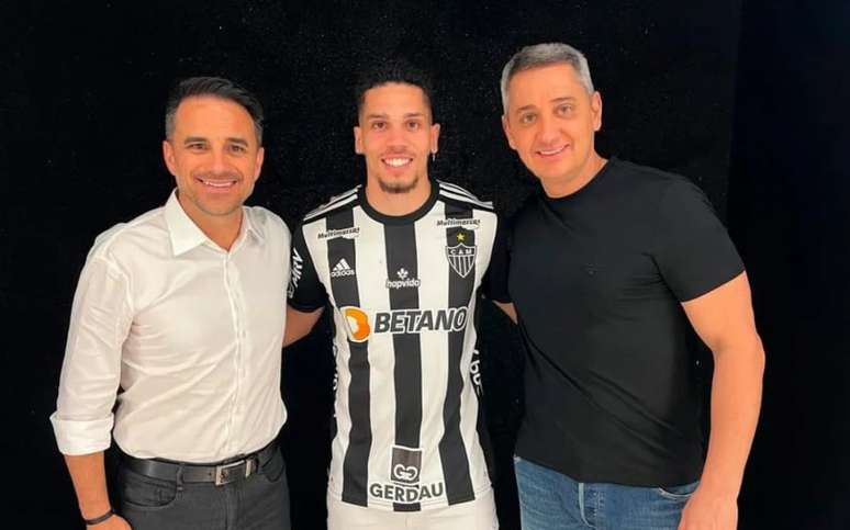 Jogador fechou com o time mineiro mesmo depois de ser procurado por outros clubes brasileiros - (Foto: Divulgação/Atletico-MG)