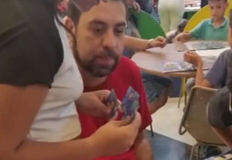 O deputado federal eleito Guilherme Boulos troca figurinhas da Copa do Mundo com as filhas em Shopping na capital paulista.
