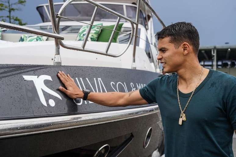 Thiago Silva ao lado de seu iate personalizado (Foto: Divulgação/Azimut Yachts)