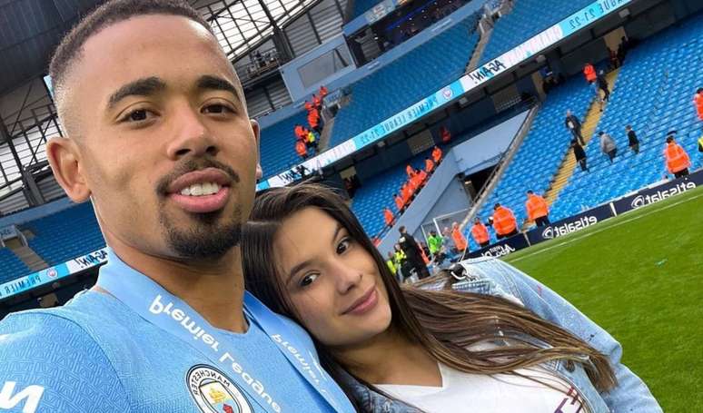 Gabriel Jesus passa por cirurgia no joelho e ganha homenagem da namorada.