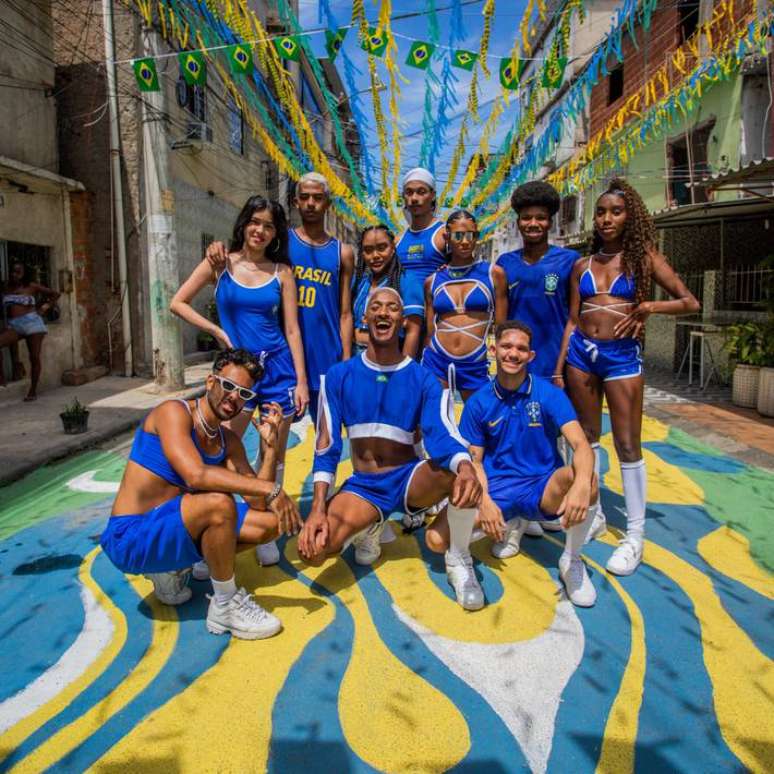 Waka Waka na Mar&eacute;: influenciador Raphael Vicente recria hit de Shakira para Copa
