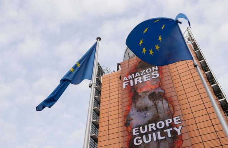 Protesto do Greenpeace na sede da Comissão Europeia, em Bruxelas, culpa UE por parte do desmatamento na Amazônia