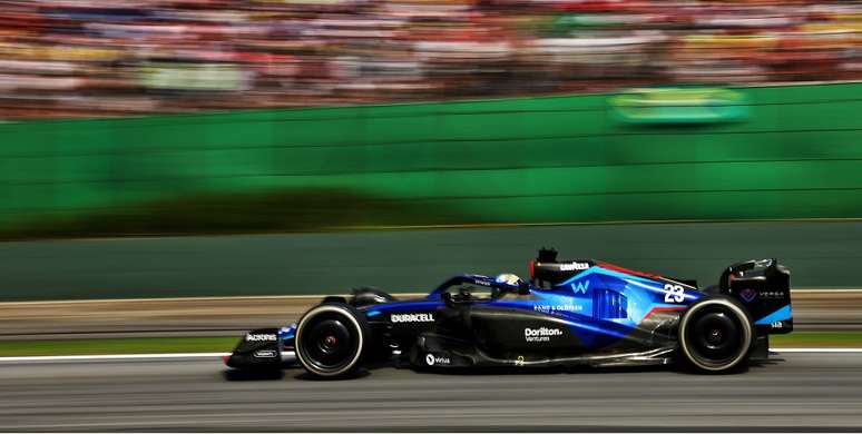 Alex Albon com o FW44 em Interlagos. O tailandês foi o lider do time em 2022