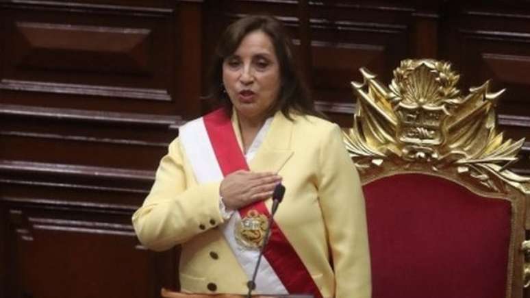 Nova presidente do Peru, de 60 anos, fez questão de se distanciar da tentativa seu antecessor, Pedro Castillo, de dissolver Congresso e governar em regime de exceção