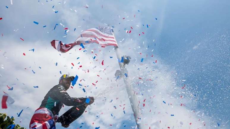 A F&oacute;rmula E vai seguir correndo nos Estados Unidos em 2023. Na imagem, Sam Bird comemora vit&oacute;ria em Nova York 