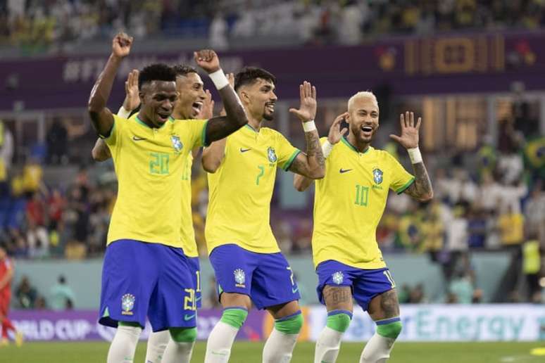 Time mais ofensivo não impede que jogadores de ataque participem da defesa (Foto: Lucas Figueiredo/CBF)