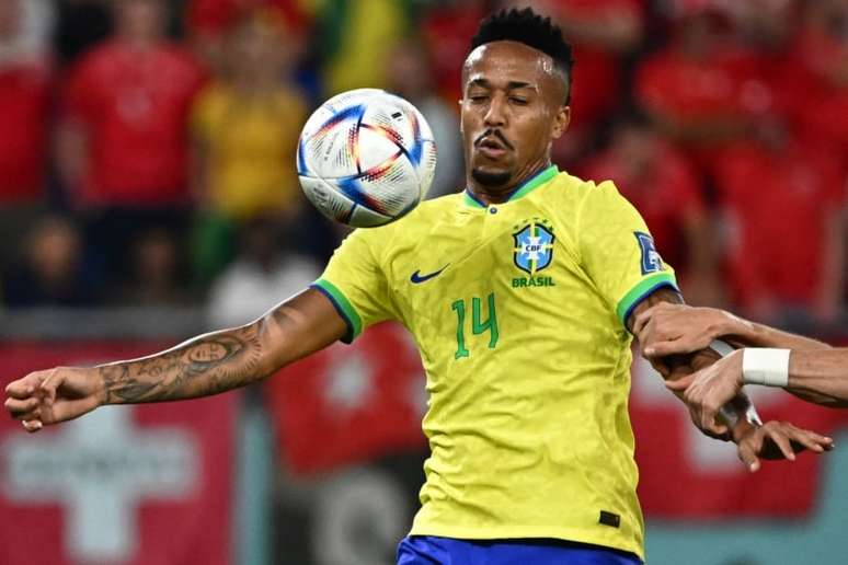 Éder Militão em ação pela Seleção Brasileira na Copa do Mundo (Foto: ANNE-CHRISTINE POUJOULAT / AFP)