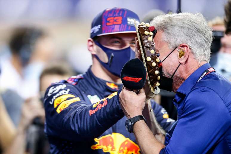 Max Verstappen comemorou a pole no Bahrein com bolo na cara do aniversariante do dia, David Coulthard 