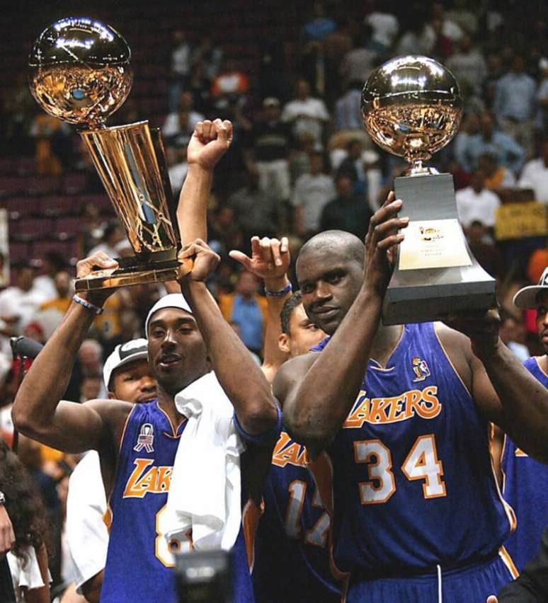 Parceria de sucesso! Kobe e Shaq levantam o terceiro título da NBA pelos Lakers em 2002 (Foto: MATT CAMPBELL/AFP)