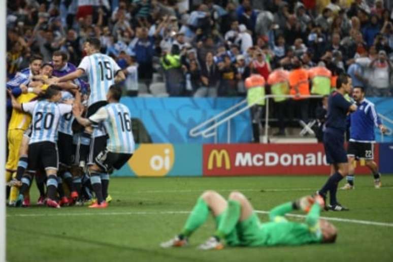 Nos pênaltis, Argentina bate Holanda e está na semi da Copa do Mundo