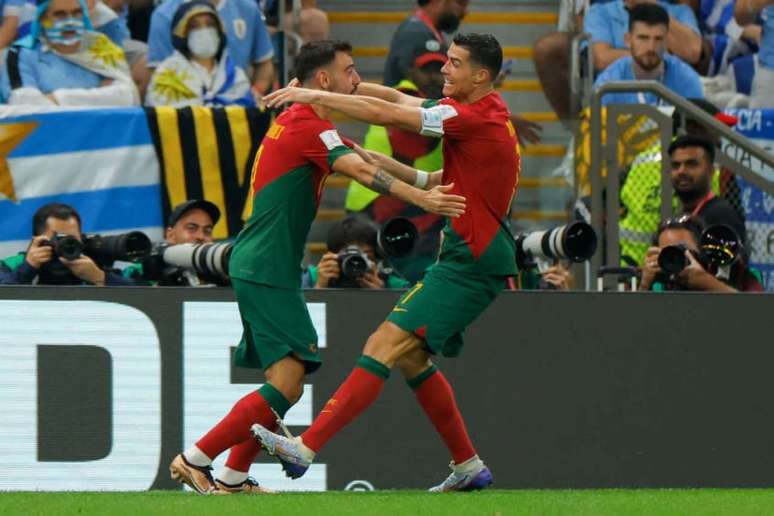 Bruno e CR7 celebrando o gol de Portugal (Foto: ODD ANDERSEN / AFP)