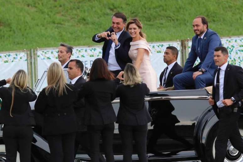 O presidente Jair Bolsonaro acompanhado da esposa e do filho Carlos Bolsonaro chega ao Congresso Nacional para a solenidade de posse no automóvel Rolls-Royce em janeiro de 2019