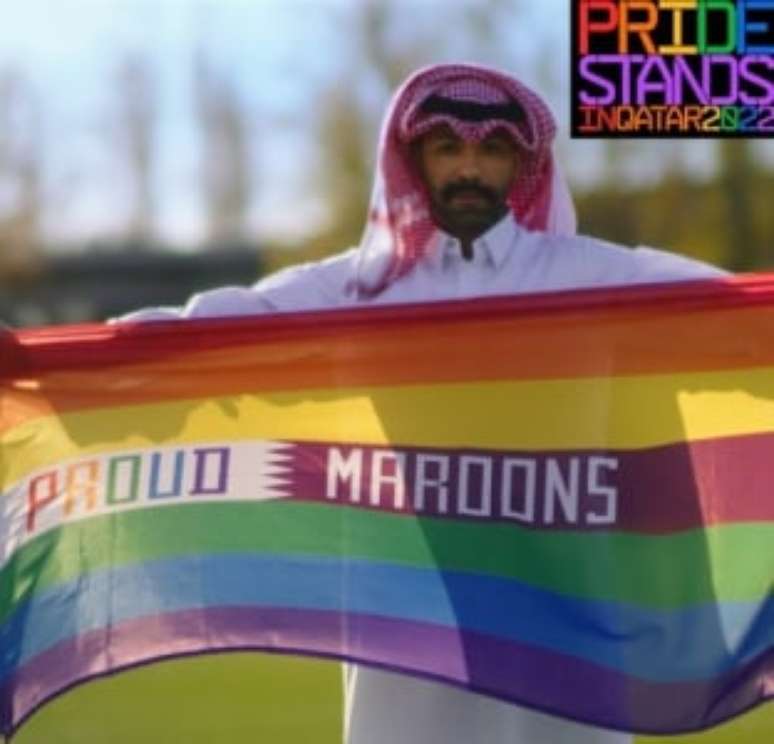 Mohamed exibe bandeira da torcida 