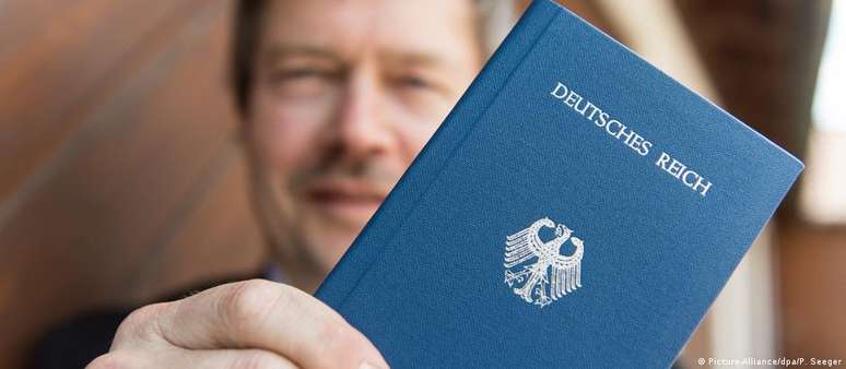 Adepto dos Reichsbürger exibe seu passaporte do "Império Alemão": extremistas imprimem seus próprios documentos