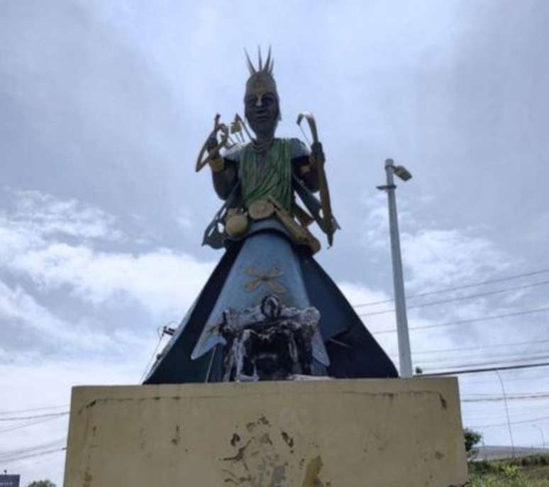 Estátua de Mãe Stella de Oxóssi foi incendiada em Salvador