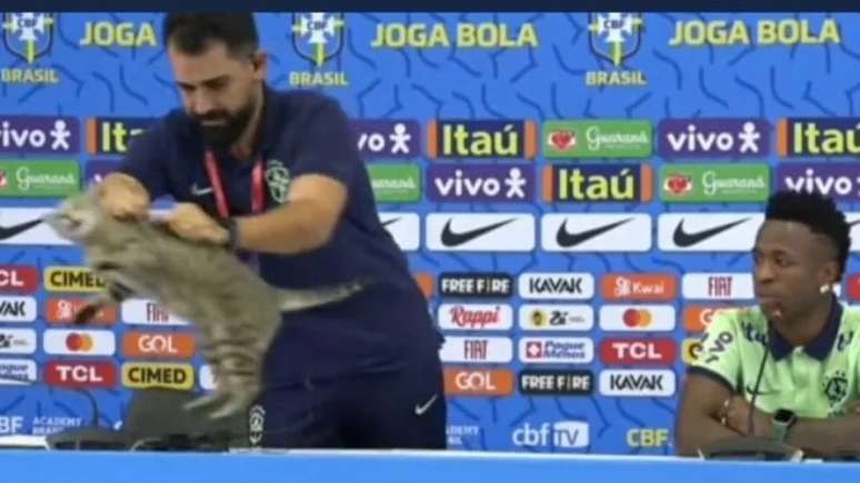 Felino roubou a cena durante entrevista do atacante da seleção brasileira. Assessor retirou o animal do local e gerou polêmica na web
