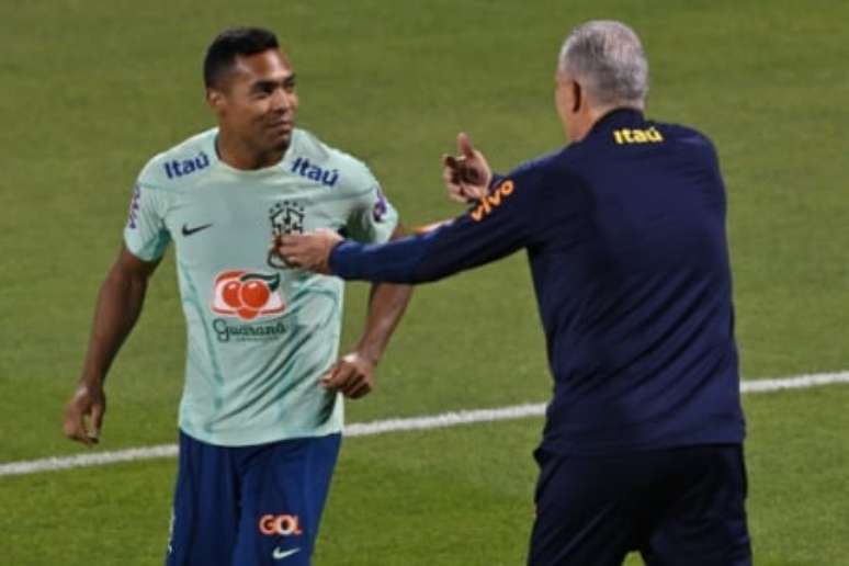 Alex Sandro segue como dúvida (Foto: NELSON ALMEIDA / AFP)