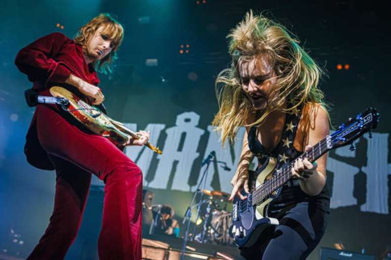 O guitarrista Thomas Raggi e a baixista Victoria De Angelis, da banda Maneskin