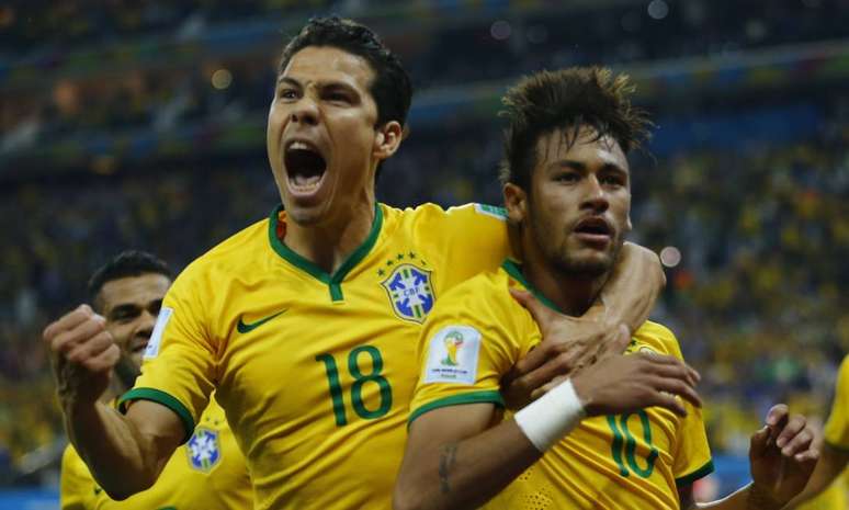 Hernanes (à esquerda) e Neymar comemoram o segundo gol do camisa dez na partida