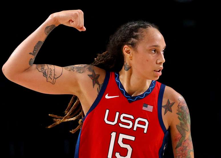 Brittney Griner foi libertada de pris&atilde;o na R&uacute;ssia ap&oacute;s troca de prisioneiros com os EUA