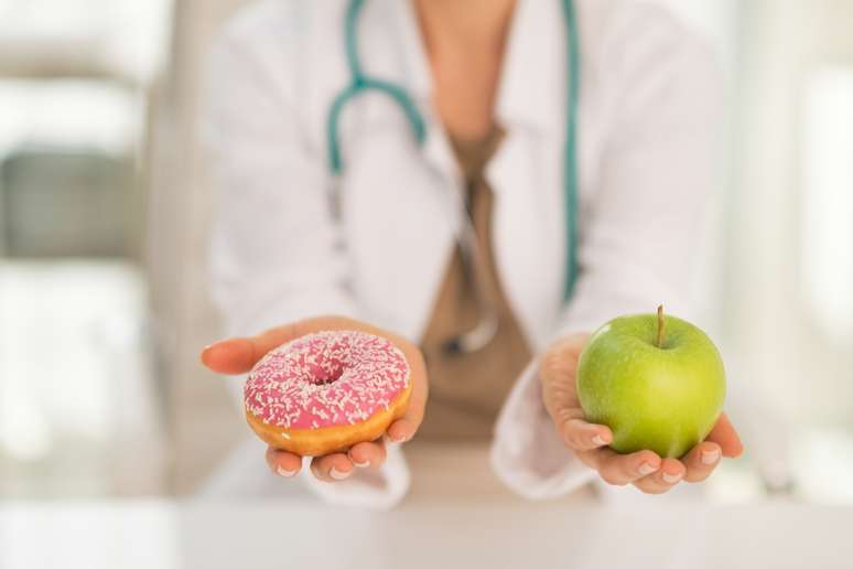 Pacientes com pressão alta devem ajustar a alimentação para controlar a doença 